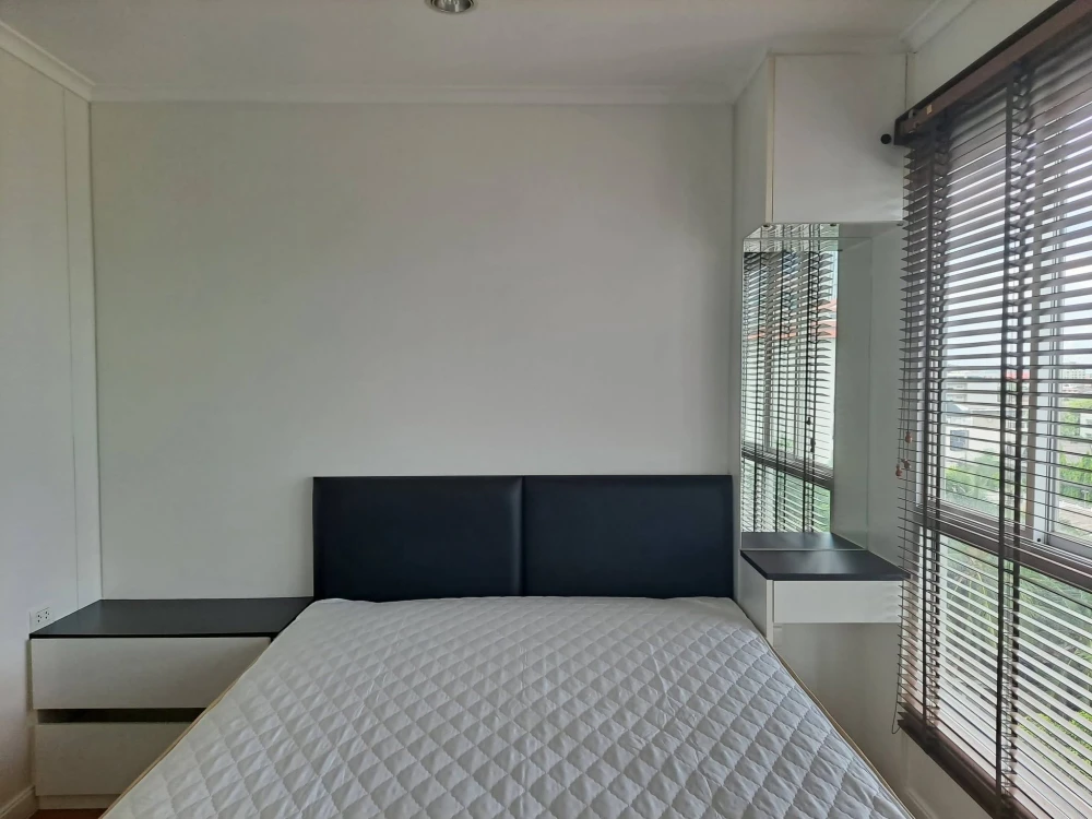 For rent: Lumpini Place Ratchayothin, 6th floor unit. High-quality built-in furniture and complete electrical appliances. Book now!