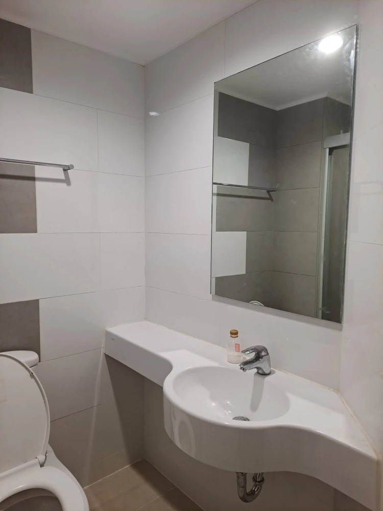 For rent: Lumpini Place Ratchayothin, 6th floor unit. High-quality built-in furniture and complete electrical appliances. Book now!