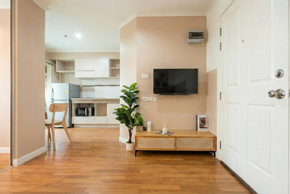 For rent: Lumpini Place Ratchayothin, high floor unit, very livable, fully furnished. Just bring your belongings and move in!