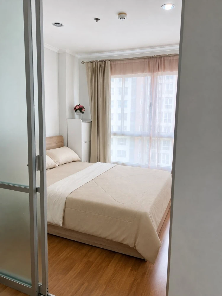 For rent: Lumpini Place Ratchayothin, beautifully decorated minimalist-style room with complete amenities. Book now!