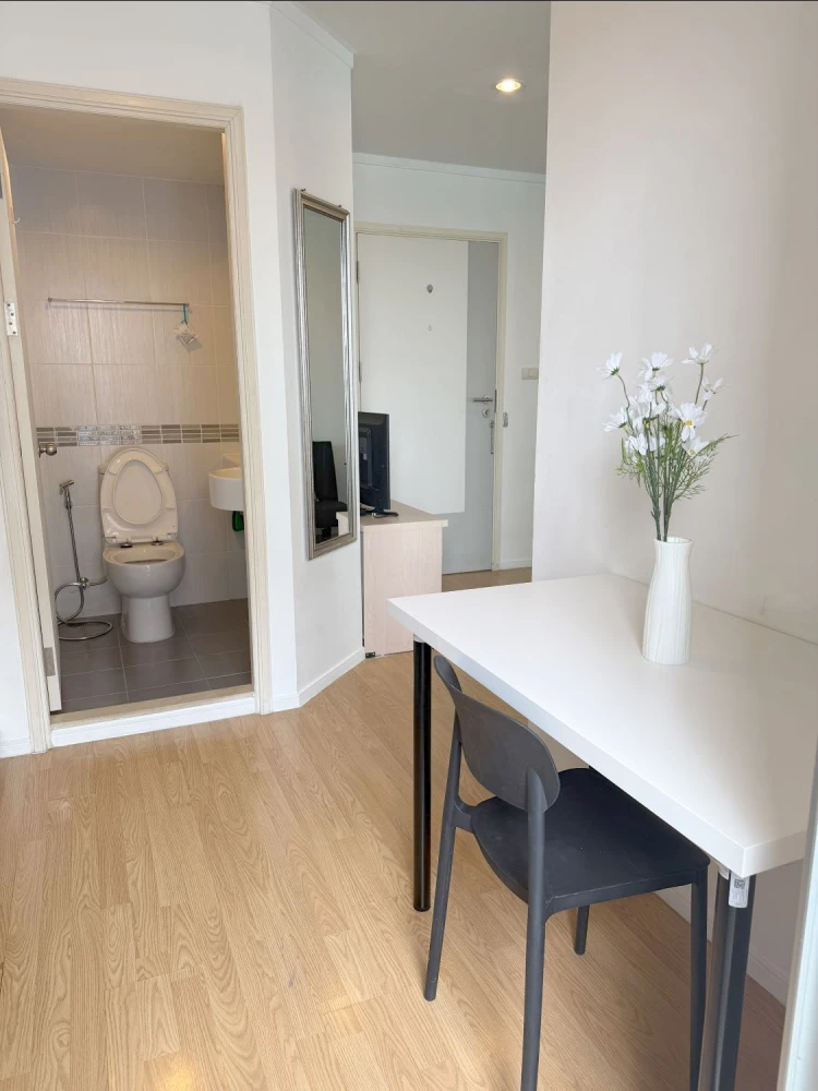 For rent: Lumpini Place Srinakarin-Huamak Station, good location, great view, near shopping mall, lots of food, fully furnished, ready to move in.