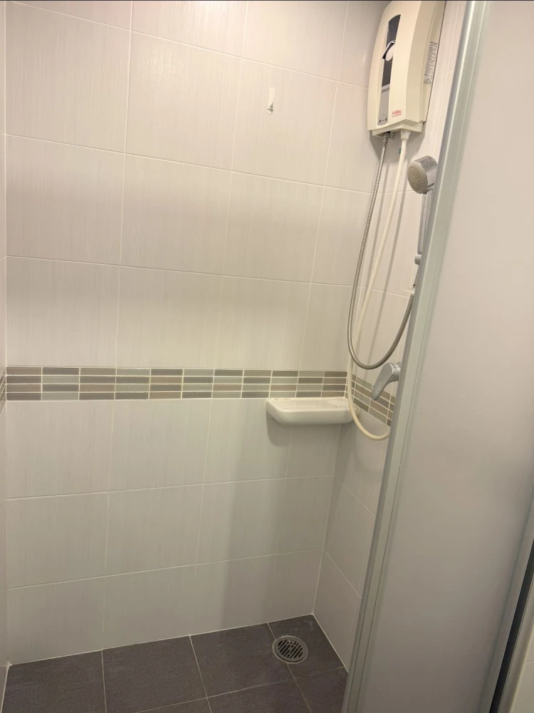 For rent: Lumpini Place Srinakarin-Huamak Station, good location, great view, near shopping mall, lots of food, fully furnished, ready to move in.