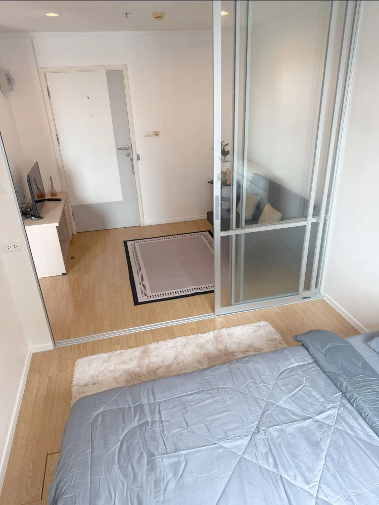 For rent: Lumpini Place Srinakarin-Huamak Station, good location, great view, near shopping mall, lots of food, fully furnished, ready to move in.