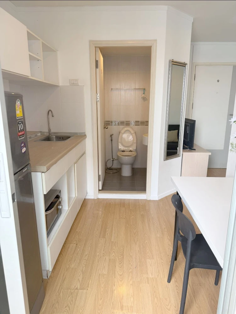 For rent: Lumpini Place Srinakarin-Huamak Station, good location, great view, near shopping mall, lots of food, fully furnished, ready to move in.