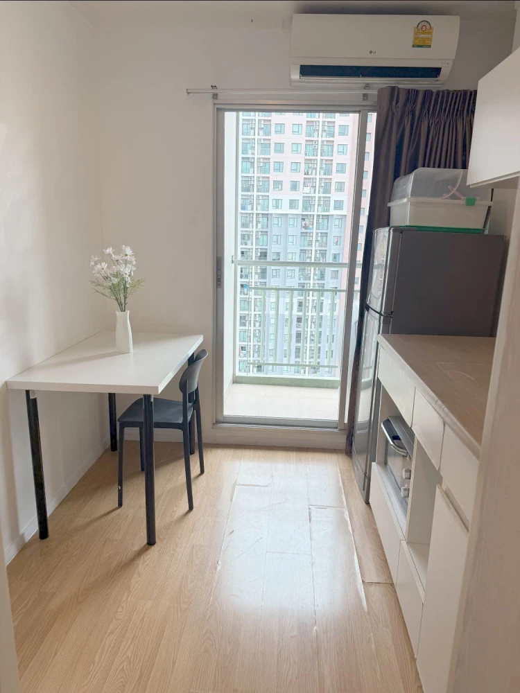 For rent: Lumpini Place Srinakarin-Huamak Station, good location, great view, near shopping mall, lots of food, fully furnished, ready to move in.