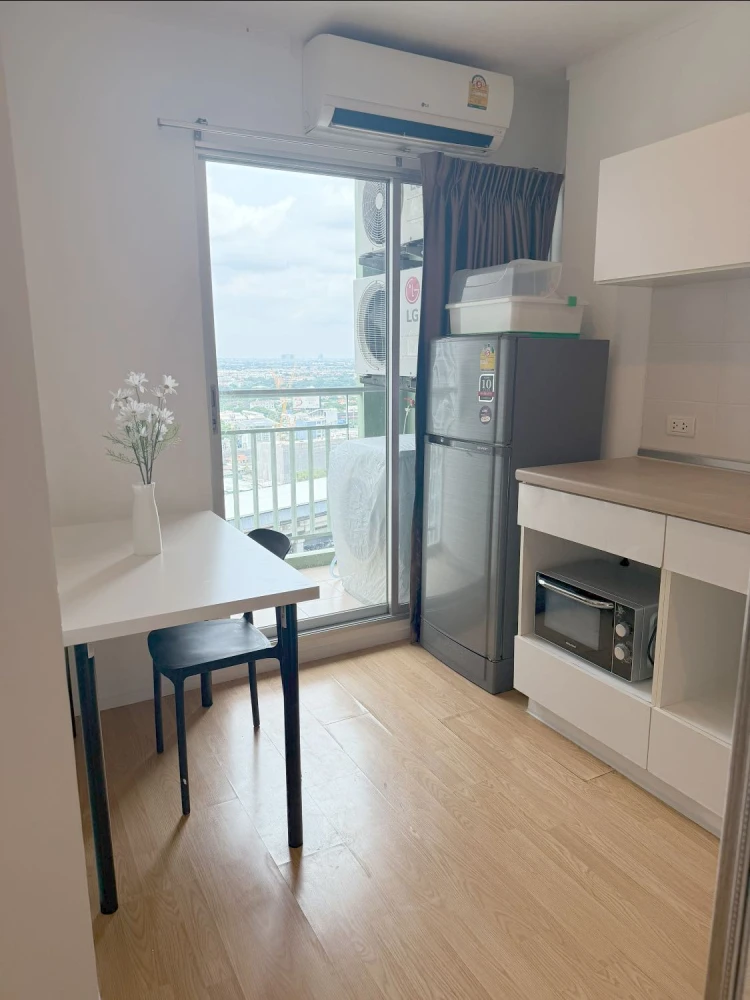 For rent: Lumpini Place Srinakarin-Huamak Station, good location, great view, near shopping mall, lots of food, fully furnished, ready to move in.