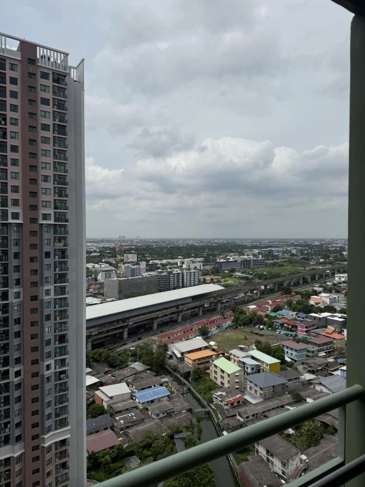 For rent: Lumpini Place Srinakarin-Huamak Station, good location, great view, near shopping mall, lots of food, fully furnished, ready to move in.