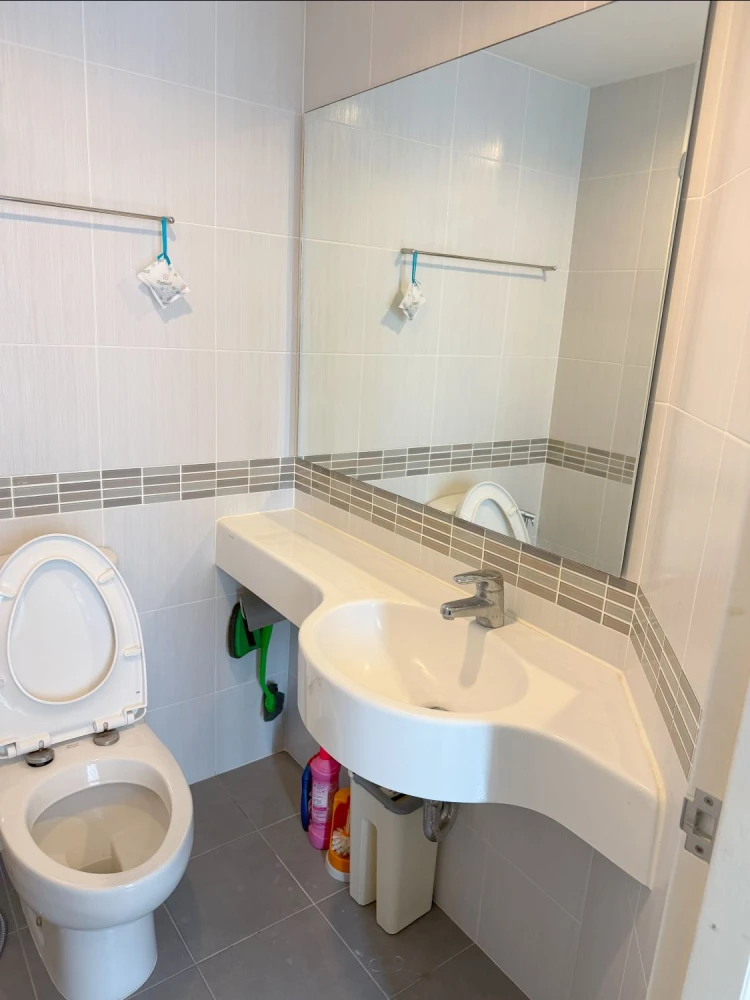 For rent: Lumpini Place Srinakarin-Huamak Station, good location, great view, near shopping mall, lots of food, fully furnished, ready to move in.