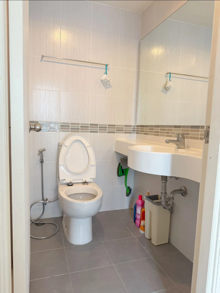 For rent: Lumpini Place Srinakarin-Huamak Station, good location, great view, near shopping mall, lots of food, fully furnished, ready to move in.