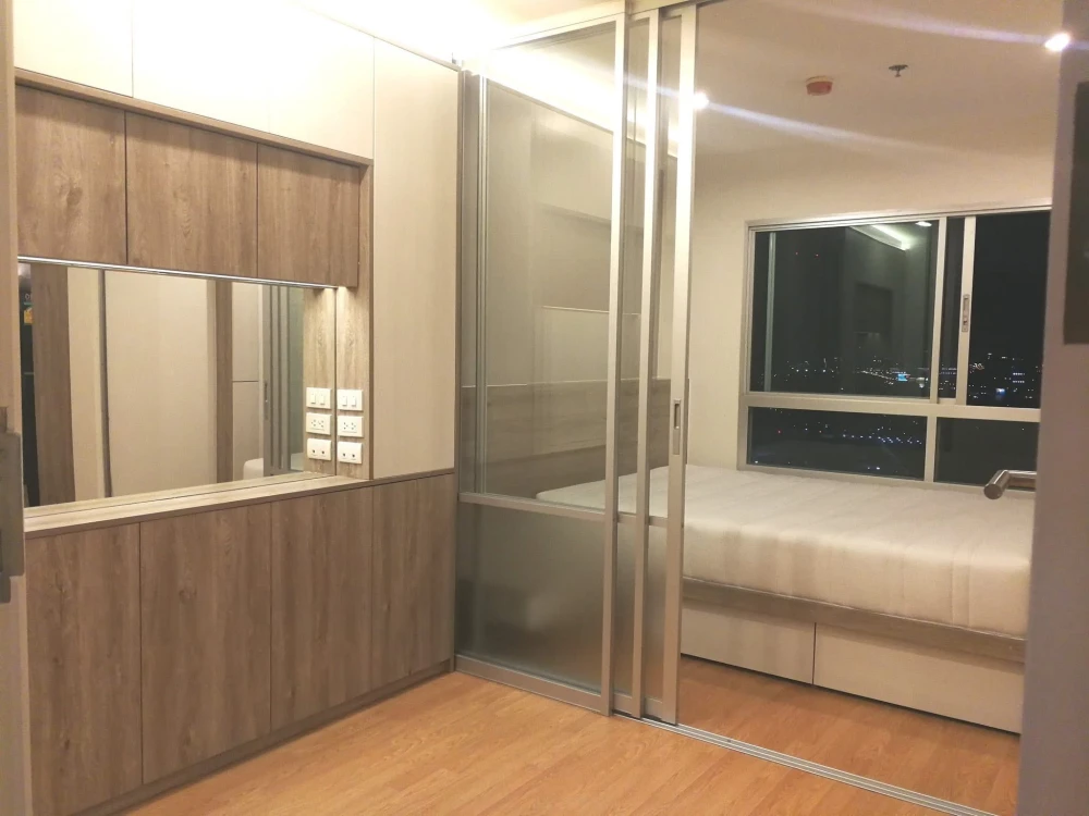 For rent: Lumpini Place Srinakarin-Huamak Station. Beautiful sunset view, not hot, quiet, high floor. Book now!