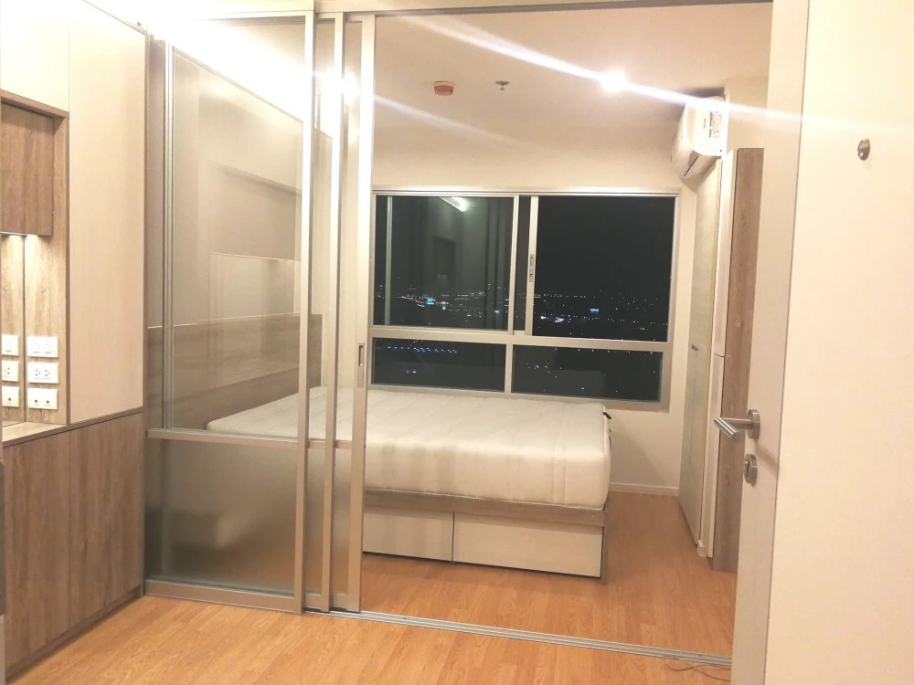 For rent: Lumpini Place Srinakarin-Huamak Station. Beautiful sunset view, not hot, quiet, high floor. Book now!