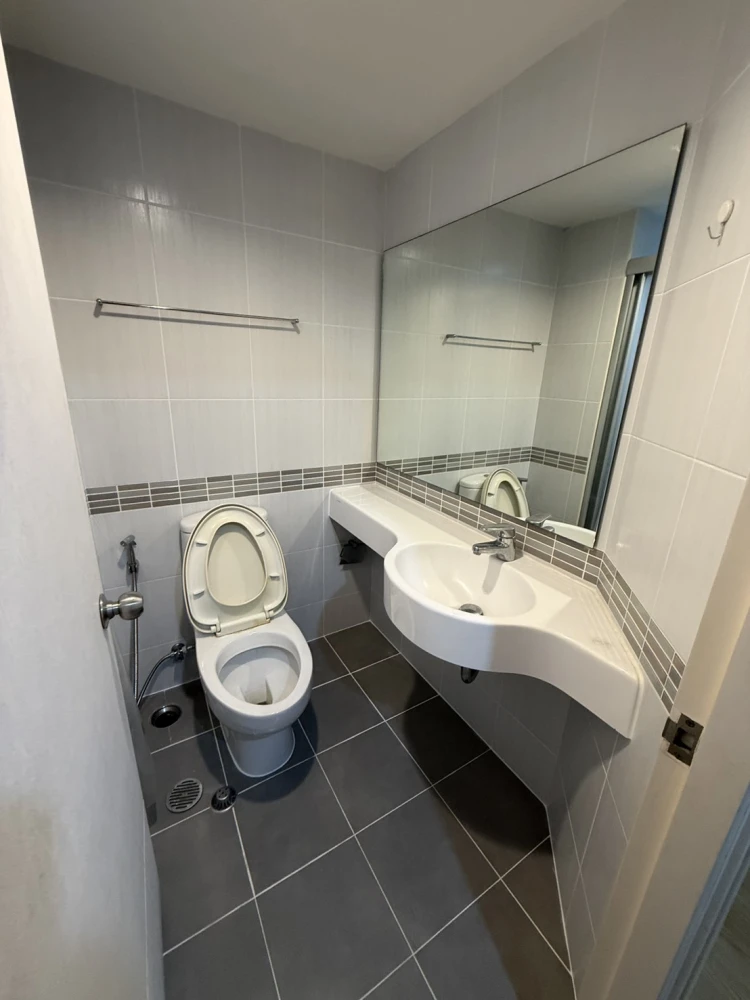 For rent: Lumpini Place Srinakarin-Huamak Station. A comfortable room, fully furnished with all amenities. Book now!