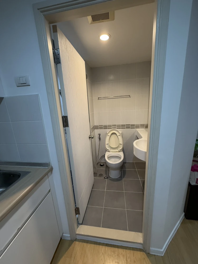 For rent: Lumpini Place Srinakarin-Huamak Station. A comfortable room, fully furnished with all amenities. Book now!