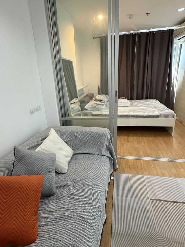For rent: Lumpini Place Srinakarin-Huamak Station. A comfortable room, fully furnished with all amenities. Book now!