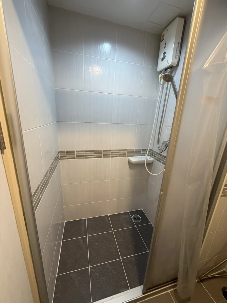 For rent: Lumpini Place Srinakarin-Huamak Station. A comfortable room, fully furnished with all amenities. Book now!