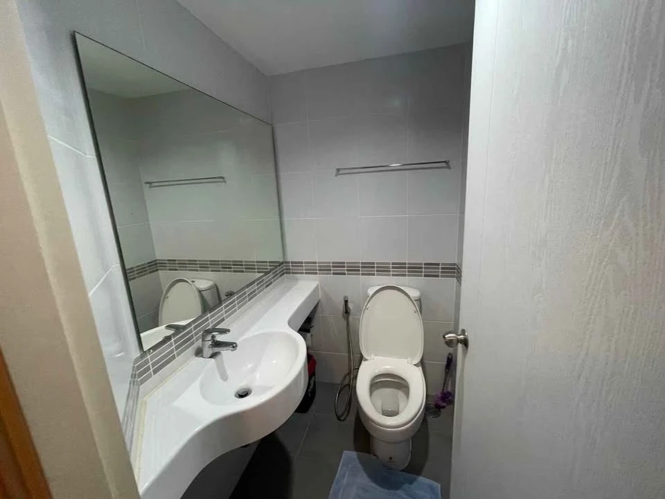 For rent: Lumpini Place Srinakarin-Huamak Station, ready to move in, fully furnished, just bring your bags.
