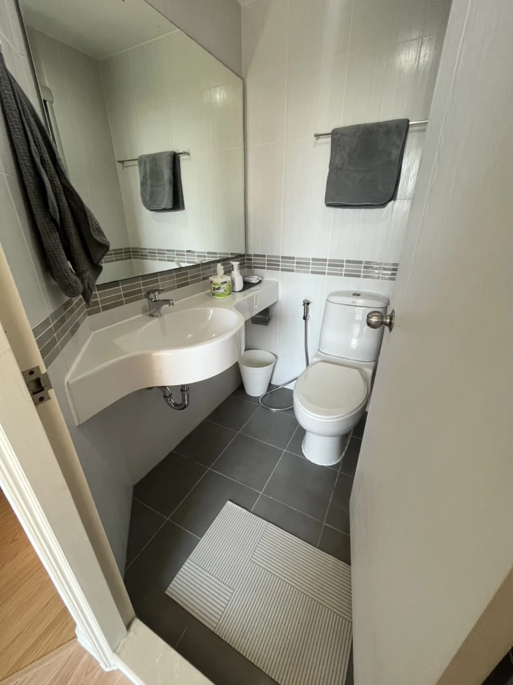 For rent: Lumpini Place Srinakarin-Huamak Station, studio room, good location, convenient transportation, beautiful view, no blocking, reserve now.