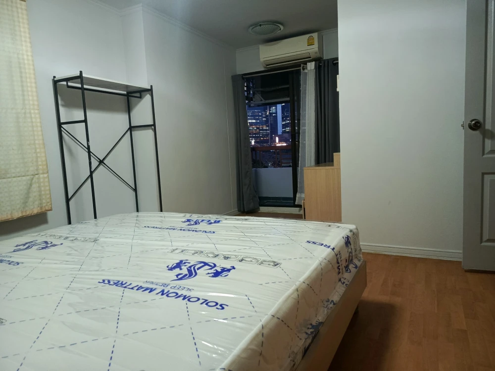 For rent: Lumpini Place Suanplu-Sathorn, spacious room, ready to move in, fully furnished, reserve now.