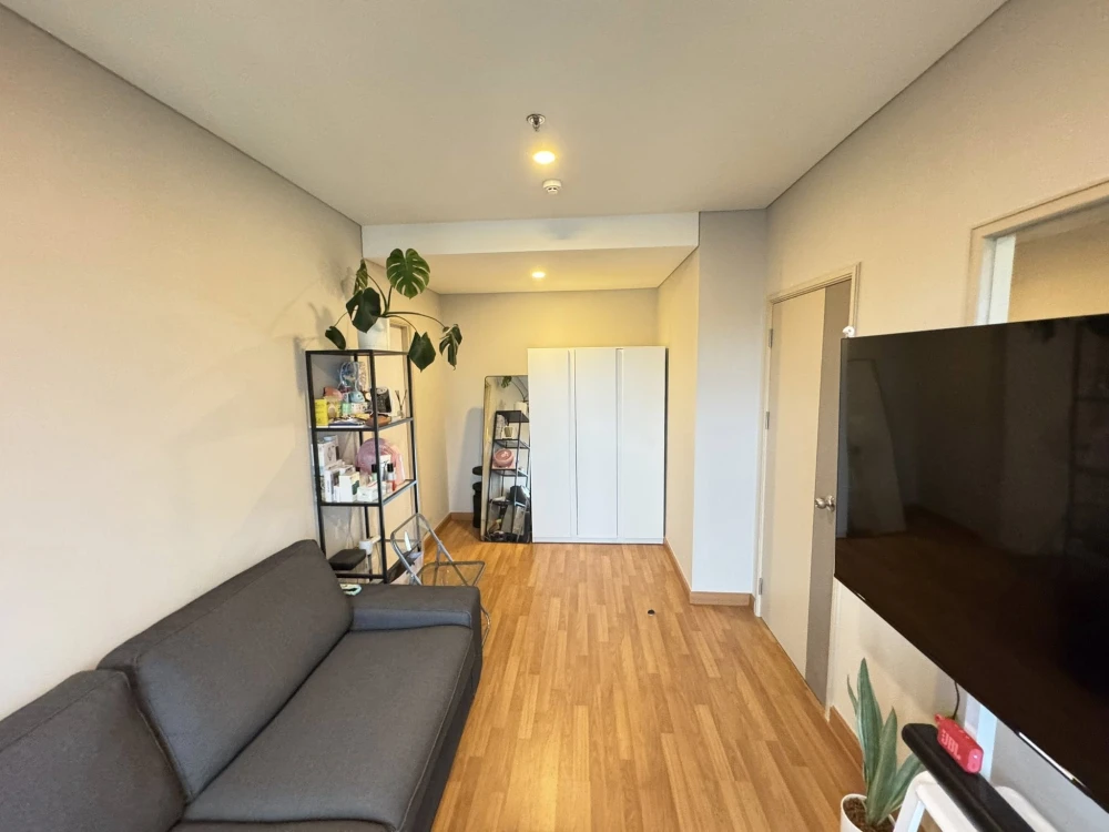 rent/sale Lumpini Place Taopoon - Interchange 1 bedroom, 1 bathroom, lots of usable space, comes with a large sofa, comfortable to sit on, book now.