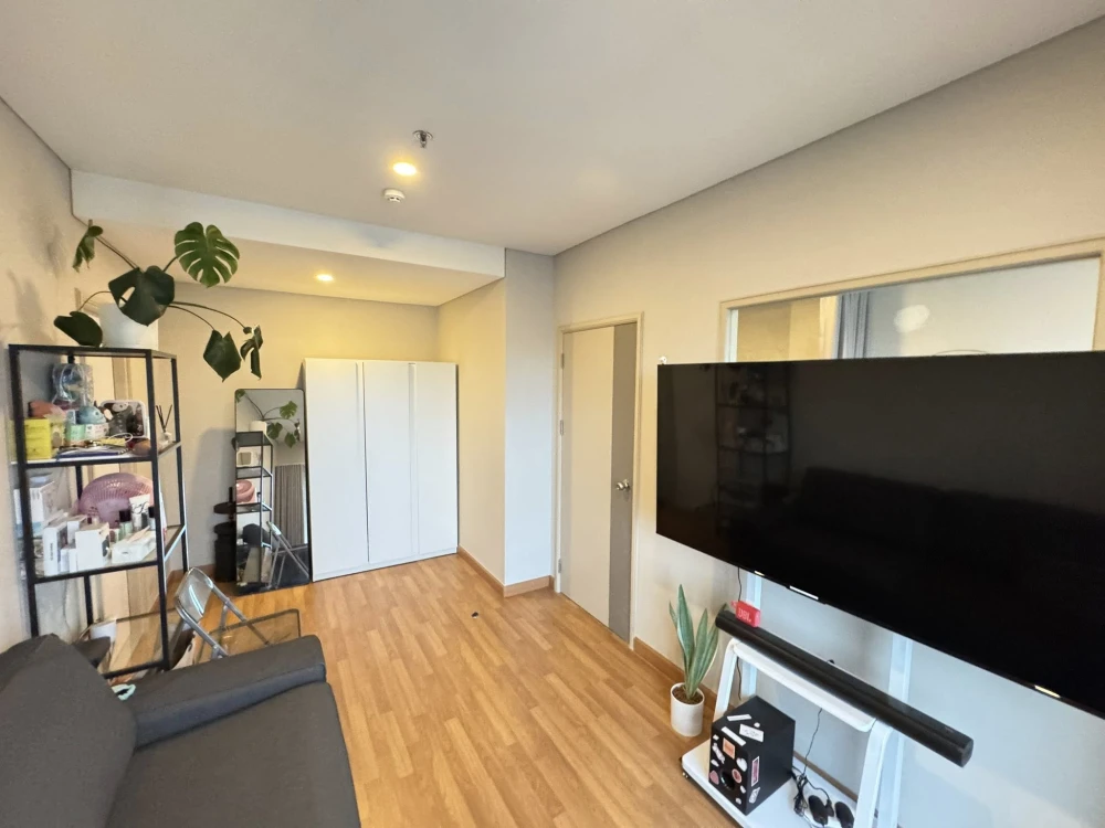 rent/sale Lumpini Place Taopoon - Interchange 1 bedroom, 1 bathroom, lots of usable space, comes with a large sofa, comfortable to sit on, book now.