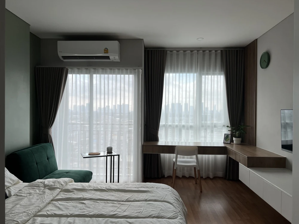 For rent: Lumpini Place Taopoon - Interchange, a comfortable room, decorated in a controlled tone, comes with complete furniture, book now.