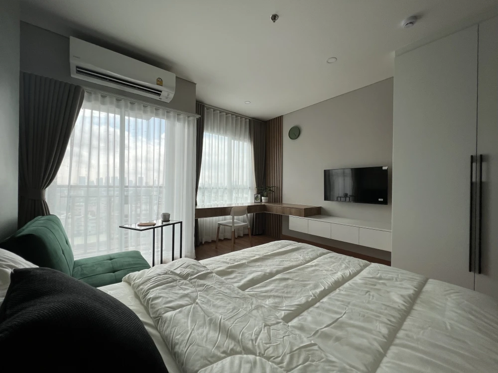 For rent: Lumpini Place Taopoon - Interchange, a comfortable room, decorated in a controlled tone, comes with complete furniture, book now.