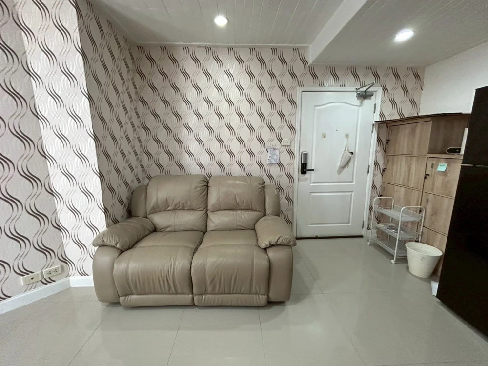 For rent: Lumpini Place Watercliff, corner unit with no shared walls on two sides. Very few occupants on the entire floor, extremely quiet and private