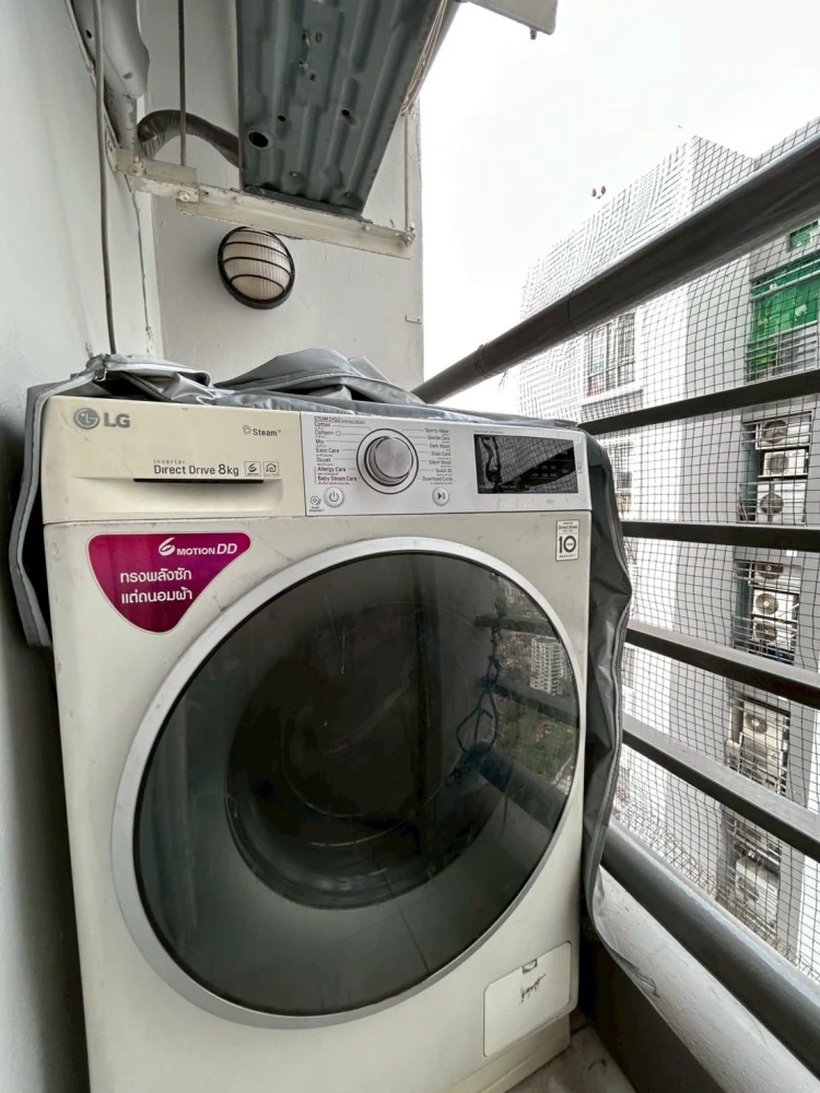 For rent: Lumpini Place Watercliff, corner unit with no shared walls on two sides. Very few occupants on the entire floor, extremely quiet and private