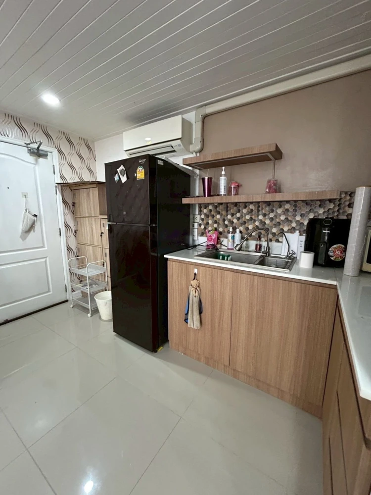 For rent: Lumpini Place Watercliff, corner unit with no shared walls on two sides. Very few occupants on the entire floor, extremely quiet and private