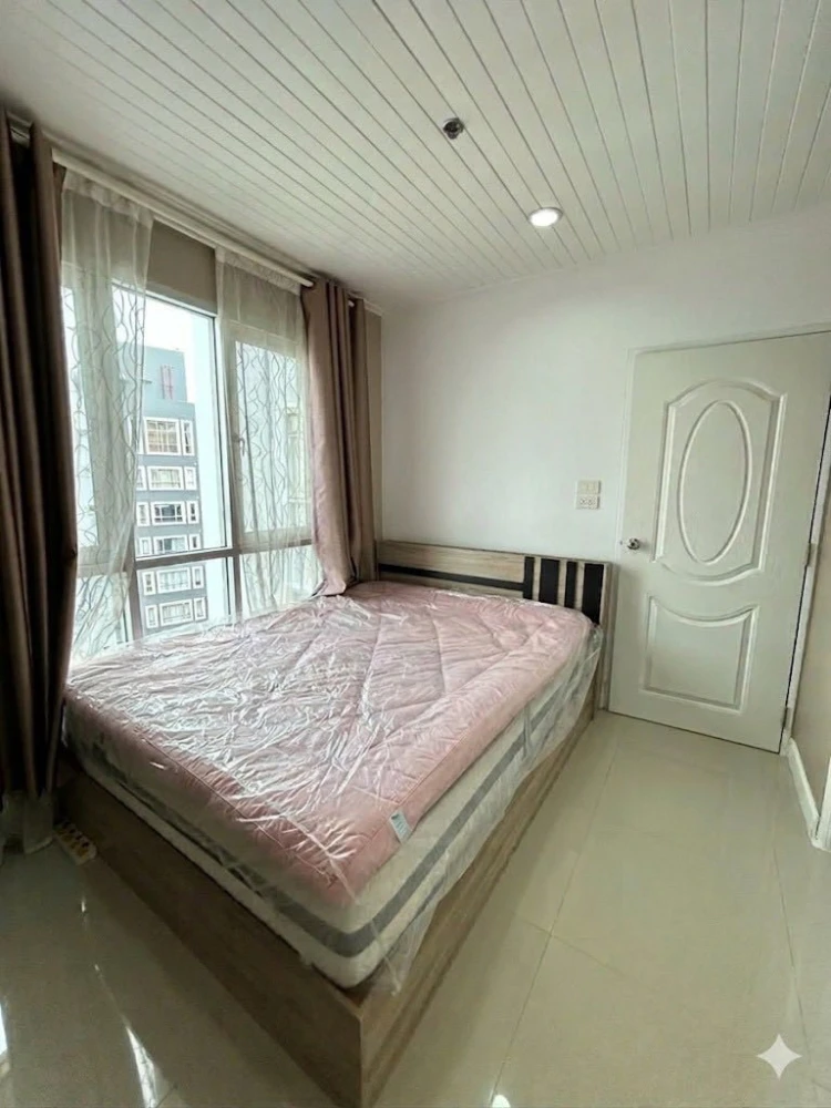 For rent: Lumpini Place Watercliff, corner unit with no shared walls on two sides. Very few occupants on the entire floor, extremely quiet and private