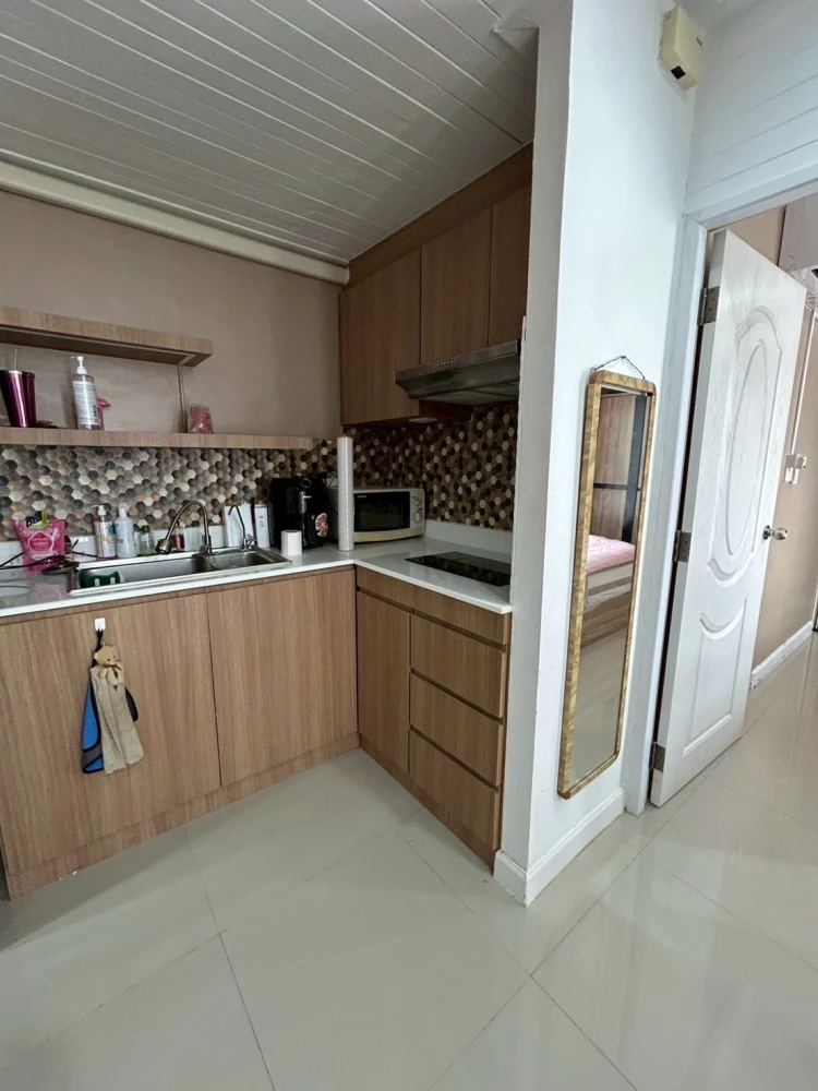 For rent: Lumpini Place Watercliff, corner unit with no shared walls on two sides. Very few occupants on the entire floor, extremely quiet and private