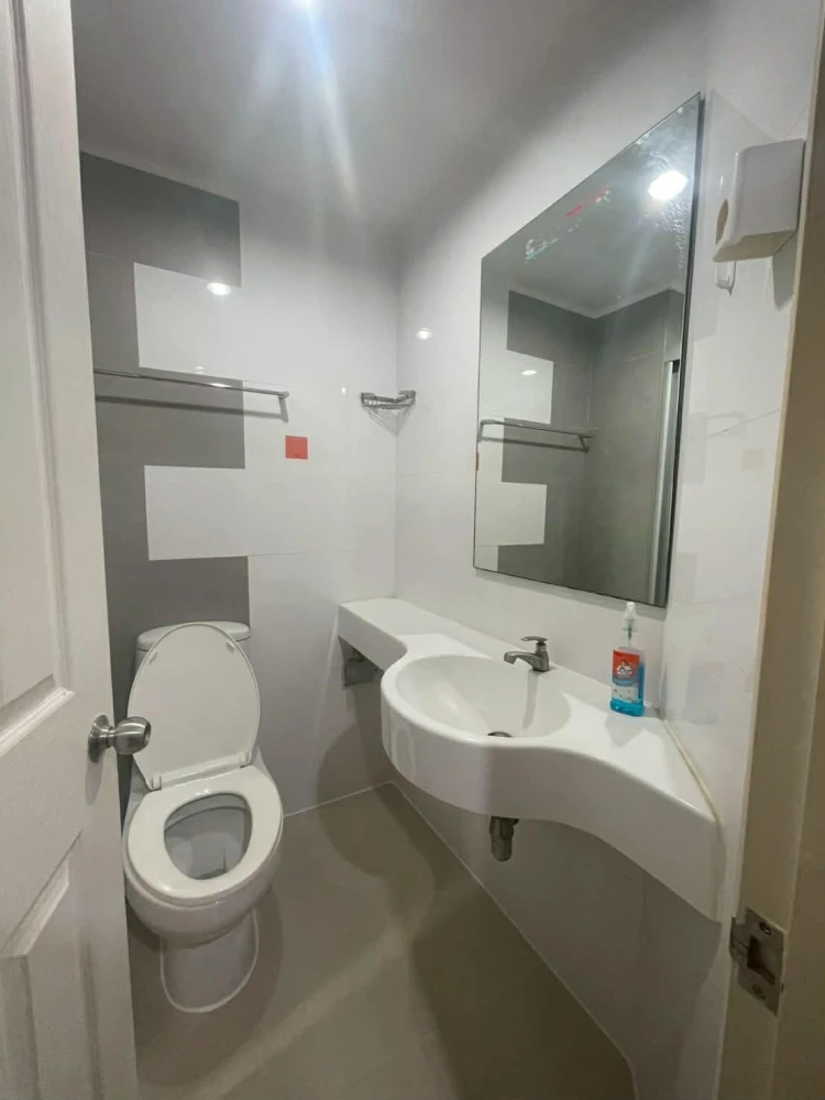 For rent: Lumpini Place Ratchayothin. Fully furnished with built-in furniture. Excellent condition. Every space is utilized efficiently. Book now!