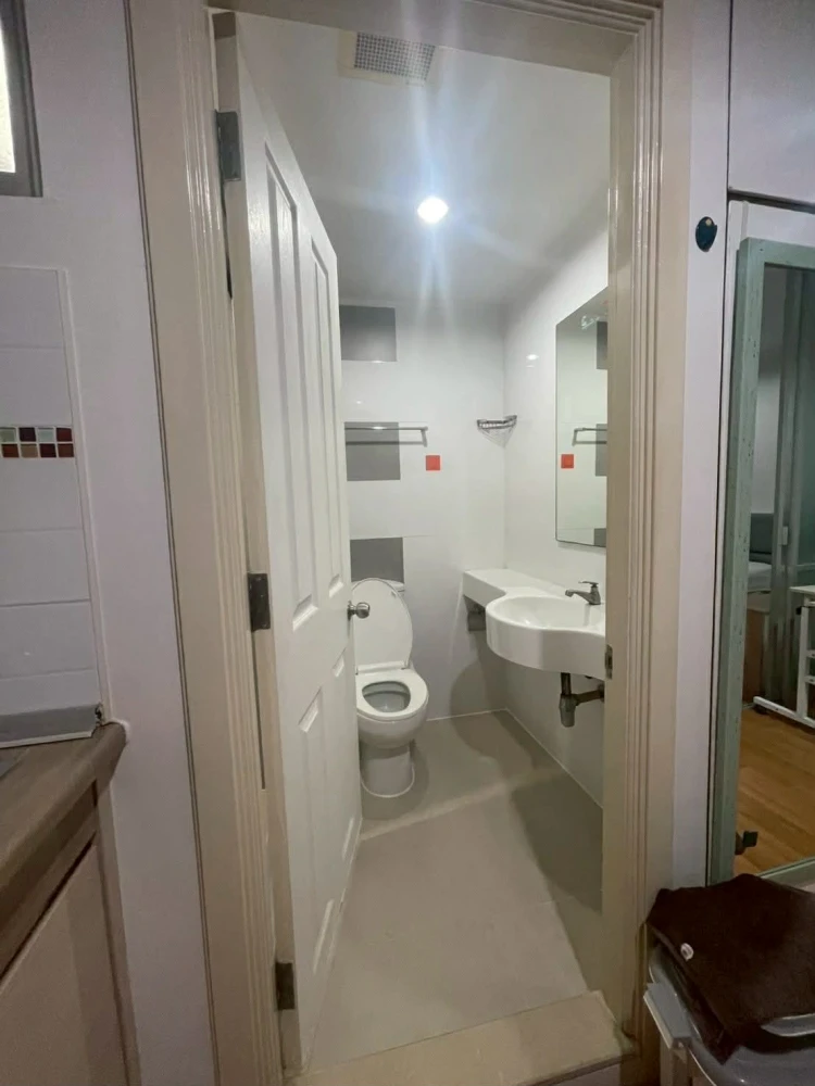 For rent: Lumpini Place Ratchayothin. Fully furnished with built-in furniture. Excellent condition. Every space is utilized efficiently. Book now!
