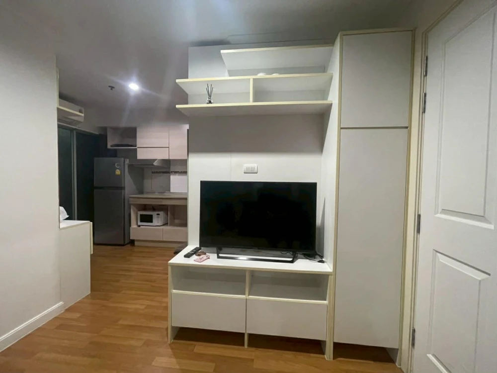 For rent: Lumpini Place Ratchayothin. Fully furnished with built-in furniture. Excellent condition. Every space is utilized efficiently. Book now!