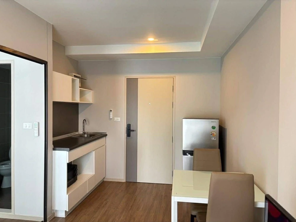 For rent: Lumpini Selected Charan 65 - Sirindhorn Station. Nice room on the 8th floor with pool view. Fully furnished. Book now!