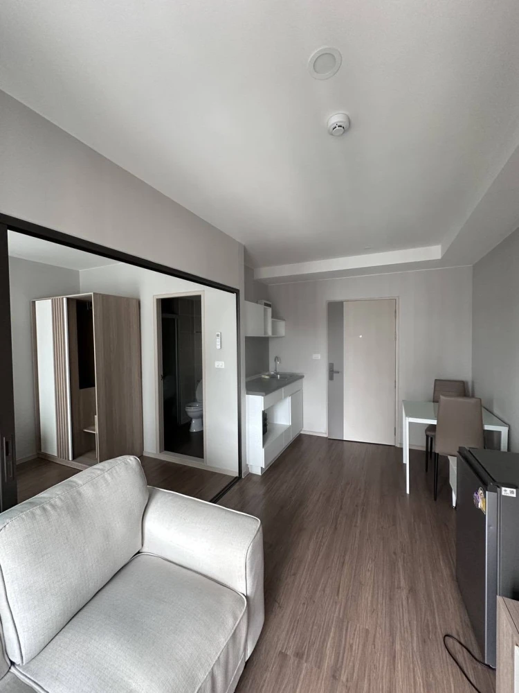 For rent: Lumpini Selected Charan 65 - Sirindhorn Station. Nice room on the 8th floor with pool view. Fully furnished. Book now!