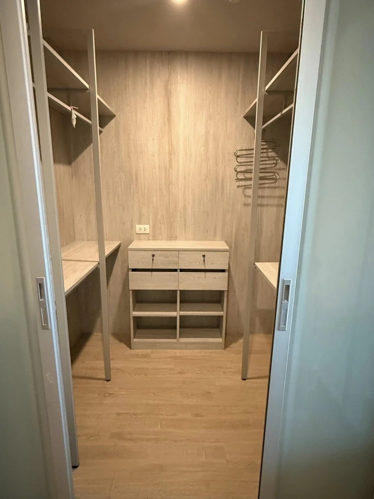 For rent: Lumpini Selected Suthisan-Saphan Khwai, fully furnished and equipped with appliances. Don't miss out!
