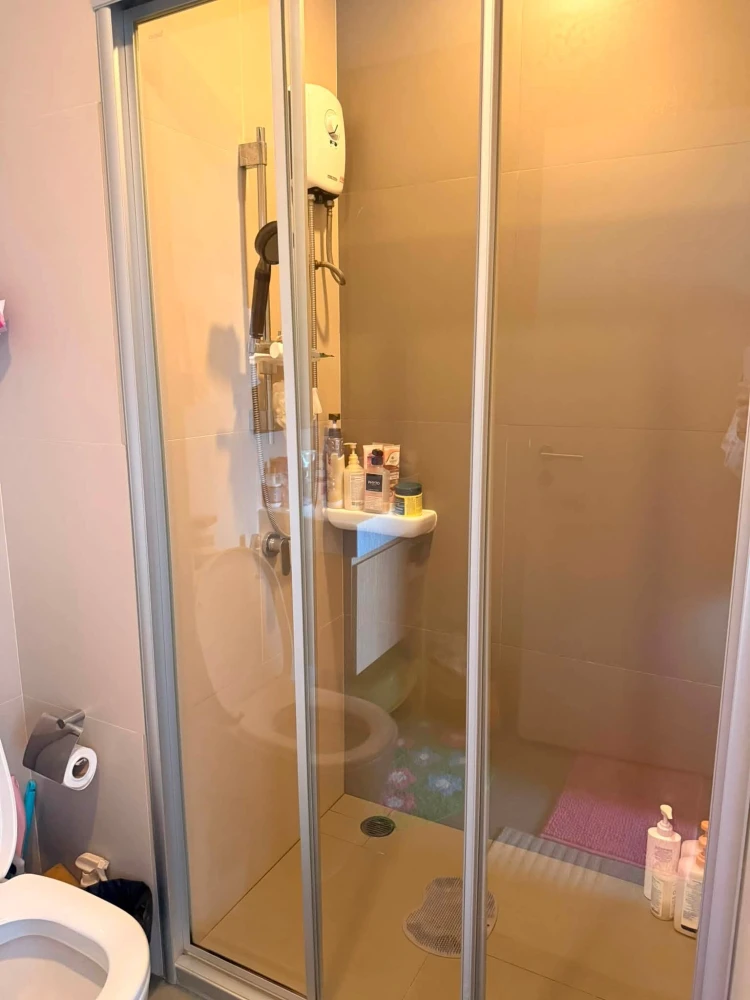 For rent: Lumpini Suite Phetchaburi-Makkasan. A lovely room with full furnishings and a view of the Baiyoke Tower. Don't miss out!