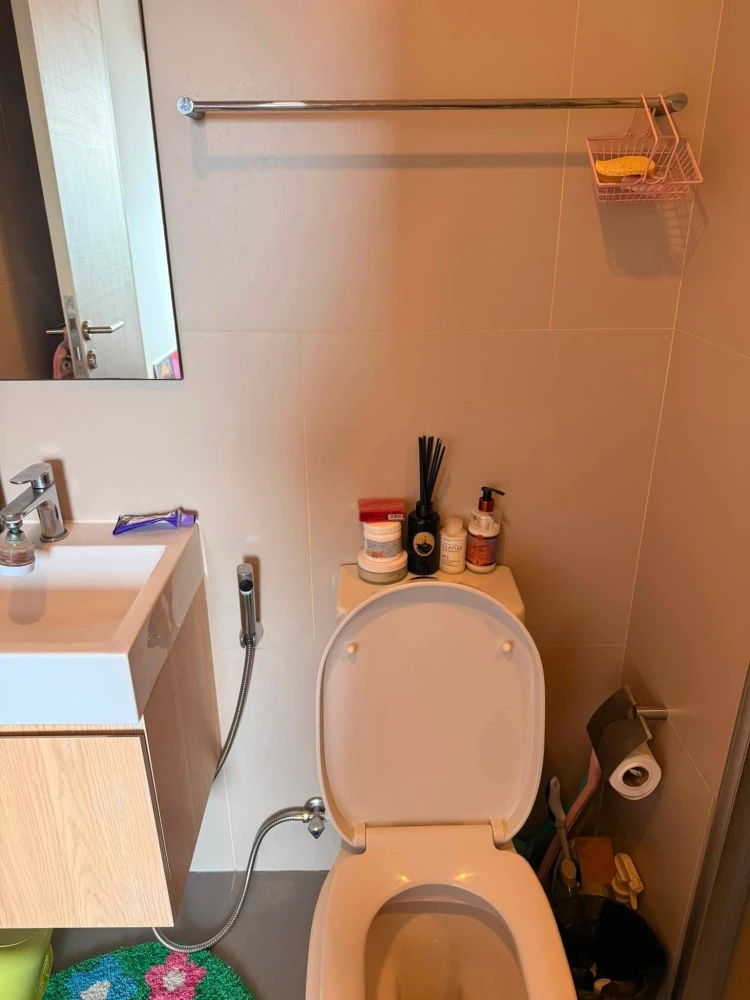 For rent: Lumpini Suite Phetchaburi-Makkasan. A lovely room with full furnishings and a view of the Baiyoke Tower. Don't miss out!