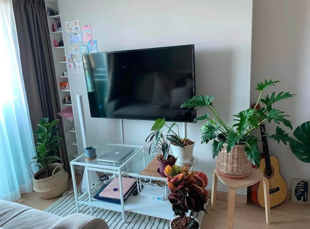 For rent: Lumpini Suite Phetchaburi-Makkasan. A lovely room with full furnishings and a view of the Baiyoke Tower. Don't miss out!