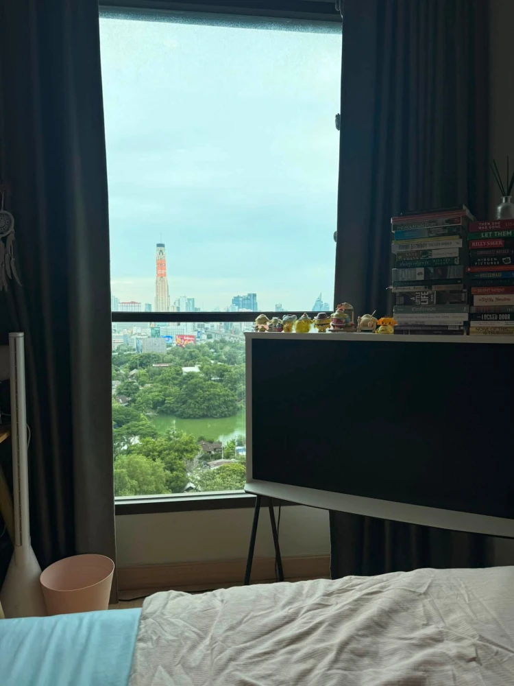 For rent: Lumpini Suite Phetchaburi-Makkasan. A lovely room with full furnishings and a view of the Baiyoke Tower. Don't miss out!