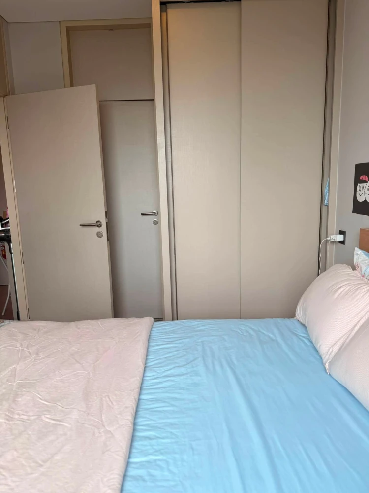For rent: Lumpini Suite Phetchaburi-Makkasan. A lovely room with full furnishings and a view of the Baiyoke Tower. Don't miss out!