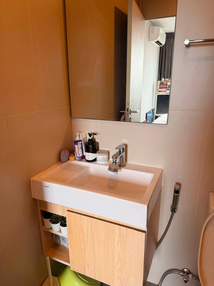 For rent: Lumpini Suite Phetchaburi-Makkasan. A lovely room with full furnishings and a view of the Baiyoke Tower. Don't miss out!