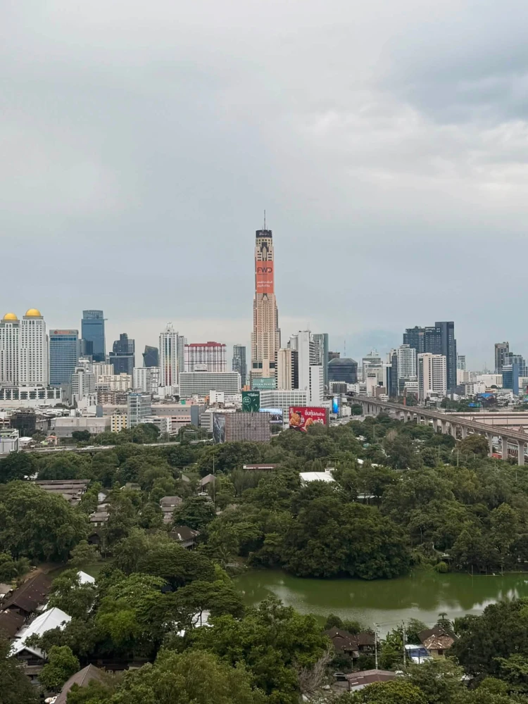 For rent: Lumpini Suite Phetchaburi-Makkasan. A lovely room with full furnishings and a view of the Baiyoke Tower. Don't miss out!