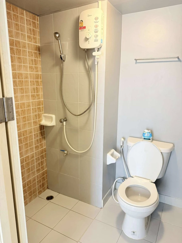 For rent: Lumpini Township Rangsit Klong 1, 2nd floor, nice room, comes with complete decorations.