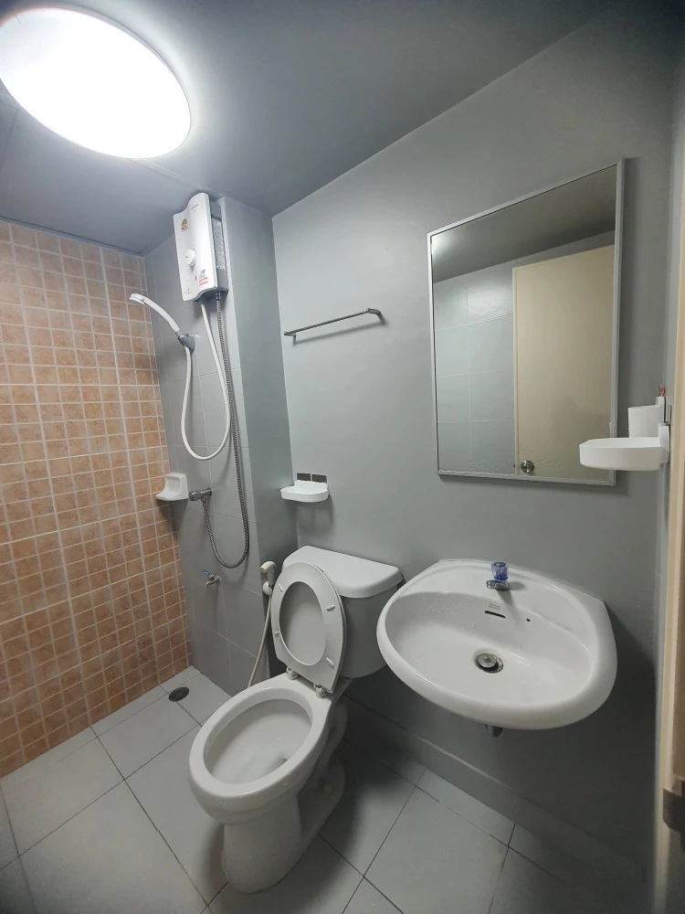 For rent: Lumpini Township Rangsit Klong 1, 4th floor, fully furnished, comfortable unit. Book now!