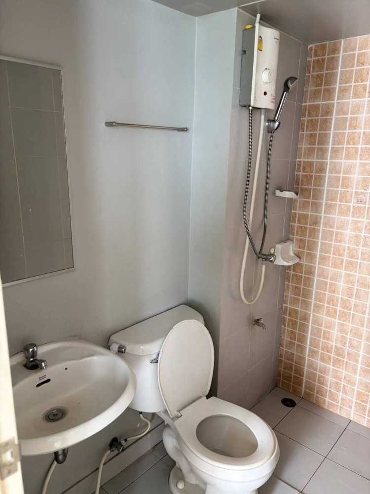 For rent: Lumpini Township Rangsit Klong 1, 4th floor, fully furnished room, ready to move in, reserve now, don't miss out.