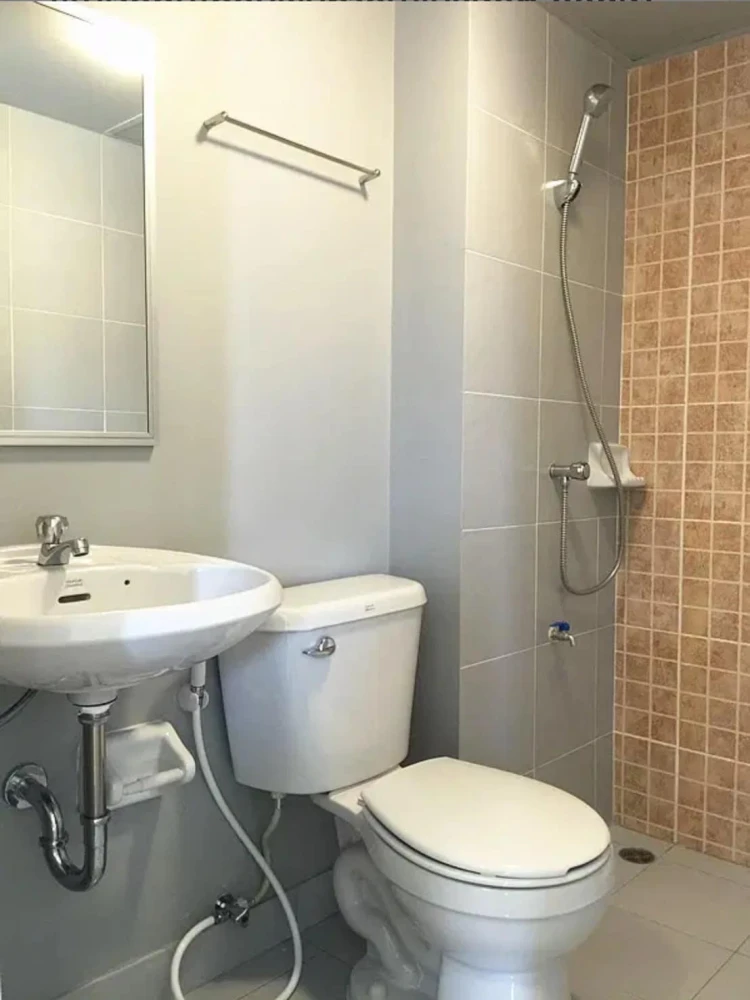For rent: Lumpini Township Rangsit Klong 1, 8th floor, empty room, airy, spacious, comfortable, reserve now.