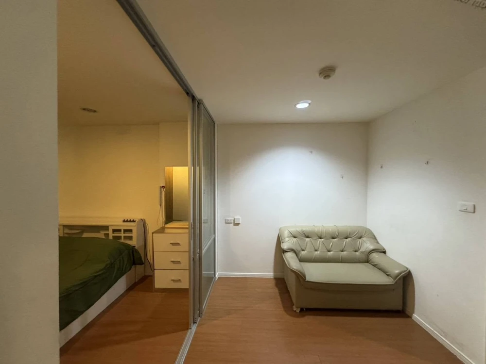 For Rent: Lumpini Township Rangsit Klong 1. Unit with a partitioned room, fully furnished, and inviting. Act fast—book now!