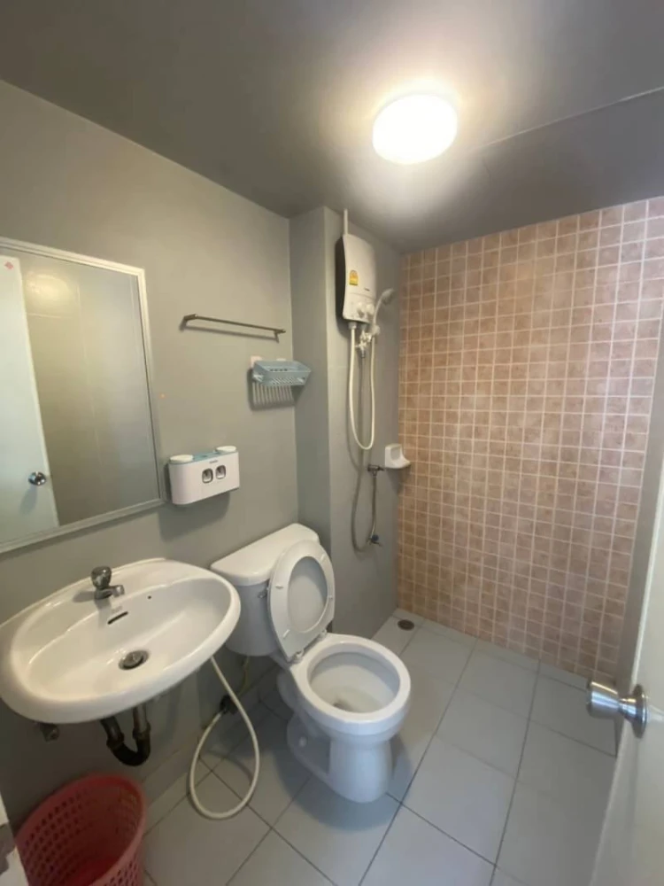 For rent: Lumpini Township Rangsit Klong 1, 7th floor unit. High-quality wallpaper and complete amenities. Book now!